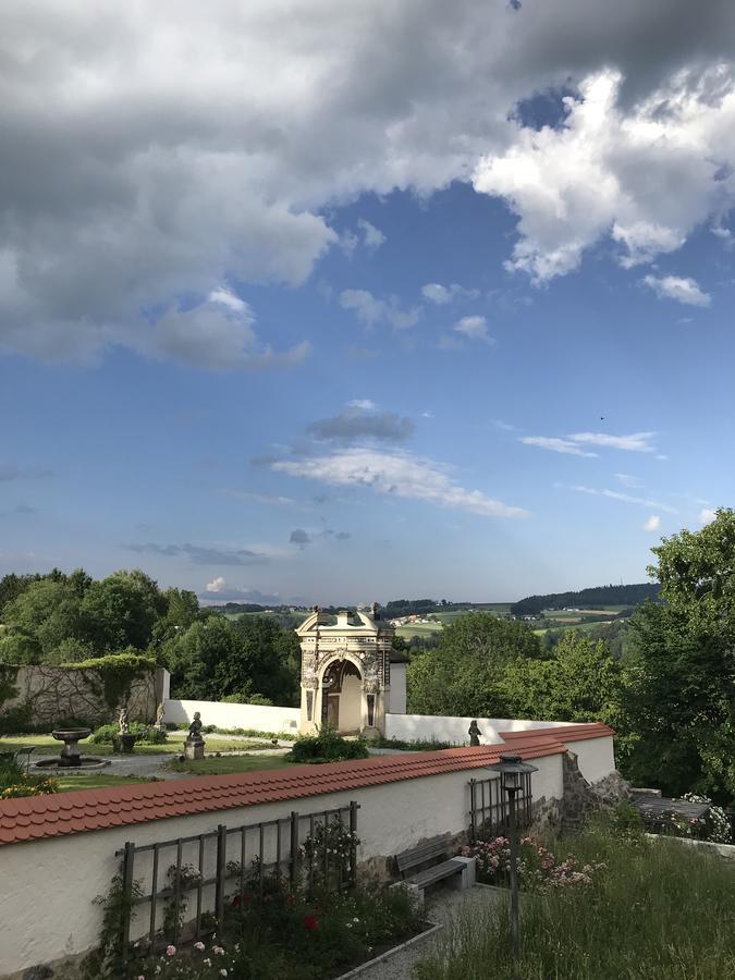 Gaestehaus Maelzerei Auf Schloss Neuburg Am Inn Exterior foto